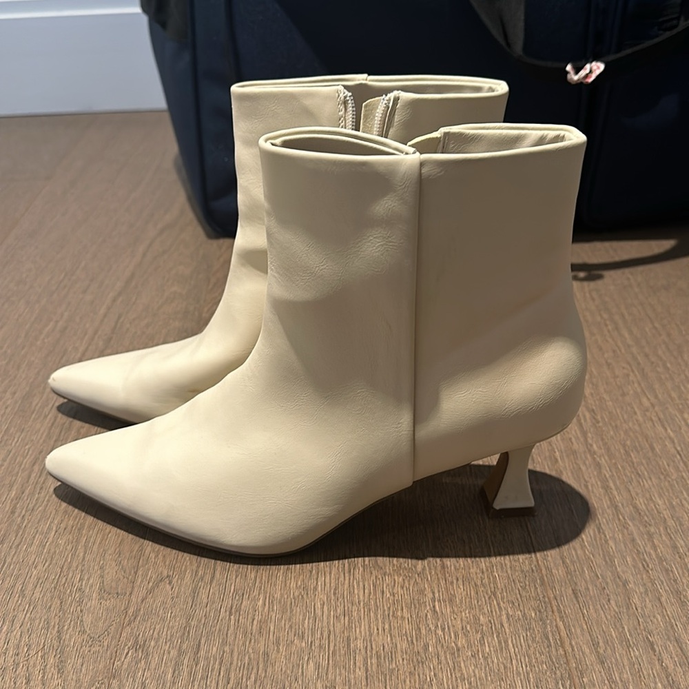 Abercrombie & Fitch Cream Pointed Toe Booties Size 9